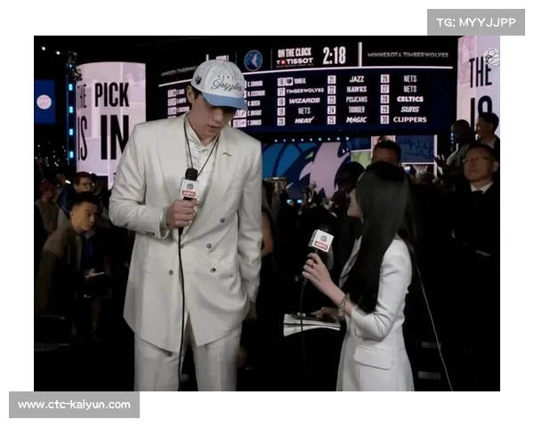 快讯两位小球迷偶遇杨瀚森获热情回应激动欢呼现场气氛高涨 快讯两位小球迷偶遇杨瀚森获热情回应激动欢呼现场气氛高涨